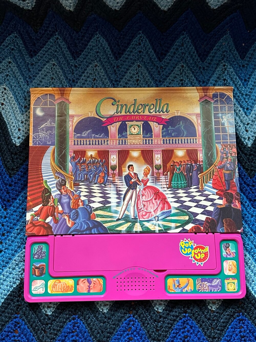 Pop up sound up Cinderella scene play book vintage 1990’s nice w/figures